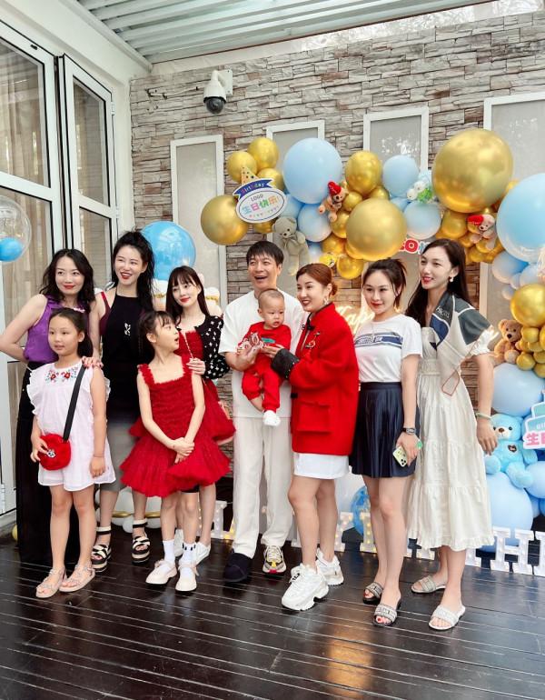 乾弟弟兒子週歲宴太有排場，李小璐祖孫三代捧場，穿禮服打扮隆重