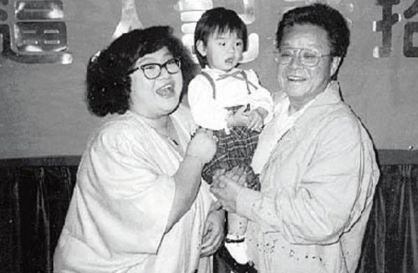 2006年董驃去世，葬禮上成龍曾志偉扶靈，四妻七子為何不爭奪遺產