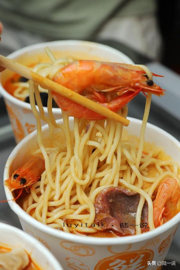 沙蟲沙茶麵好好吃，加肉筋，一碗只要25元，我在廈門八市吃到了