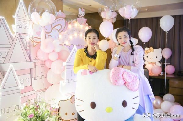 李冰冰久違走機場，穿T恤配高腰褲雙眼皮太美，外八走姿O型腿搶鏡