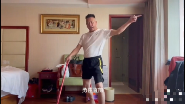 網曝萬梓良即將去世，本人反駁稱自己身體健康，曾眾人攙扶還摔跤