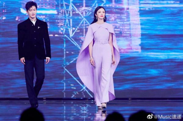 大灣區中秋晚會:溫碧霞露肩撩人,趙麗穎又仙又欲,舒淇驚豔全場 大灣區中秋晚會:溫碧霞露肩撩人,趙麗穎又仙又欲,舒淇驚豔全場