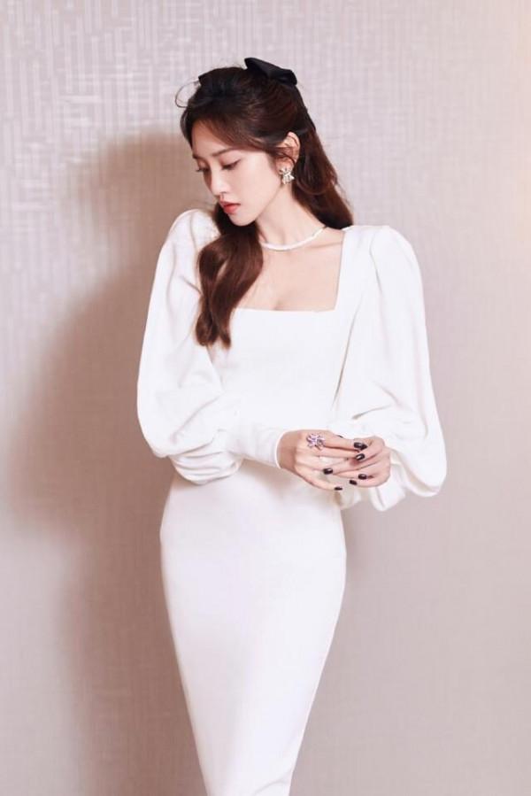 唐藝昕錄節目好會穿，一襲“大領口”白裙清新又減齡，笑起來真甜