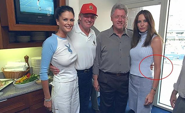 2005年，克林頓參加特朗普婚禮，和新郎新娘拍下一張親密合影