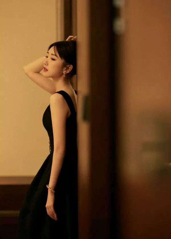 毛曉彤黑色方領連衣裙在幽暗的燈光下愈發迷人了