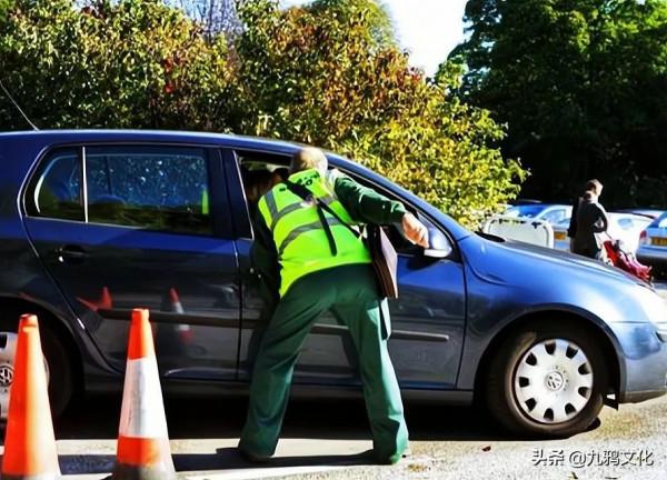 這個停車場的管理員，20年掙了870萬美元