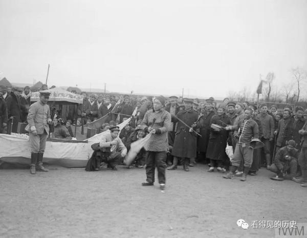 百年前參加一戰的中國勞工在歐洲過春節 劃旱船踩高蹺