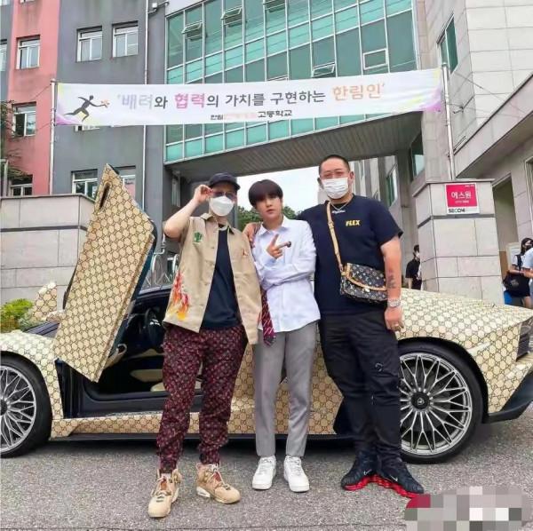 未滿18歲就買了保時捷，當說唱歌手真有那麼賺錢？