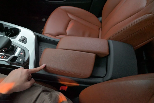 二手準新奧迪Q7,內飾貼膜、腳墊通鋪,不容錯過 二手準新奧迪Q7,內飾貼膜、腳墊通鋪,不容錯過