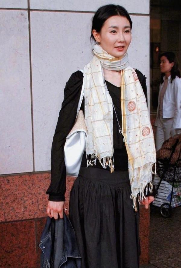 張曼玉的美難以復刻！41歲的無修舊照讓人心顫，優雅貌美似名媛