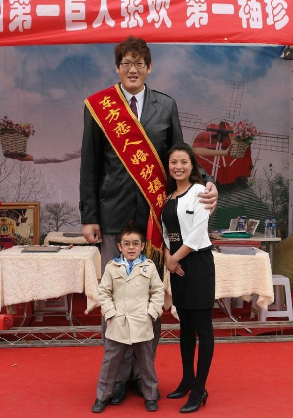 12年前,身高1.02米的徐國元,找了個白富美女朋友,後來怎麼樣了 12年前,身高1.02米的徐國元,找了個白富美女朋友,後來怎麼樣了