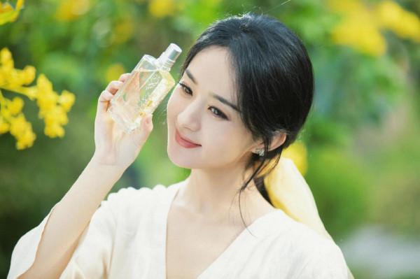 晚會臺下的趙麗穎 專心看節目的穎寶好美