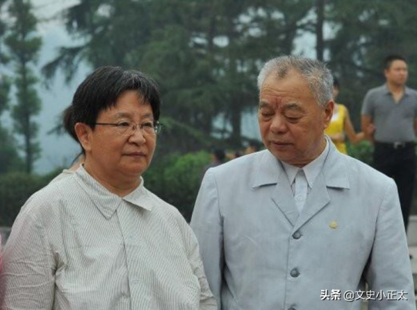 李訥排隊瞻仰毛主席，工作人員一眼認出，李訥：我只是來看看爸爸