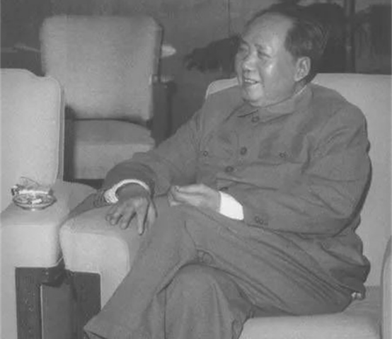 毛主席宴請客人吃飯，看到筷子後，為什麼批評身邊警衛？