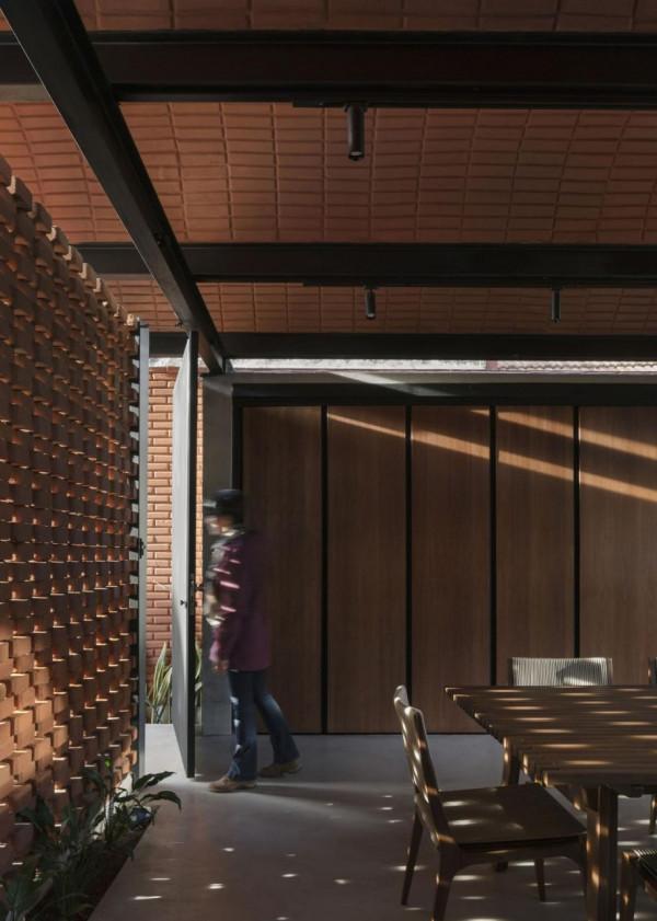 手工壓制磚與木材構築而成的自宅 &sol; Equipo de Arquitectura