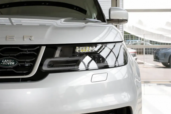 百公里油耗2.7L，能夠6.3秒破百，攬勝運動版PHEV強不強？