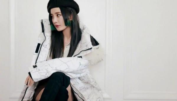 楊冪引領新風潮!挑染公主切配貝雷帽造型封神,美腿秀得停不下來 楊冪引領新風潮!挑染公主切配貝雷帽造型封神,美腿秀得停不下來