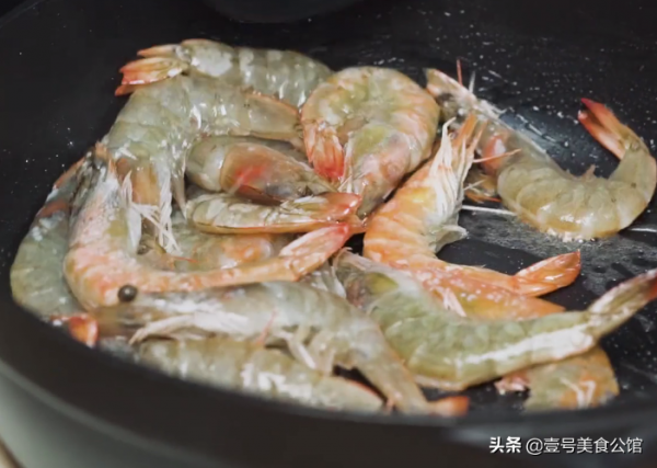 韓式風味的辣白菜燴大蝦,搭配菌菇一起炒,鮮香營養,家人都愛吃 韓式風味的辣白菜燴大蝦,搭配菌菇一起炒,鮮香營養,家人都愛吃