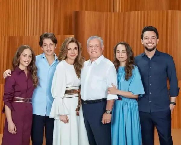 王室接連發布聖誕照,劍橋家著裝成槽點,盧森堡成第一萌娃流量體 王室接連發布聖誕照,劍橋家著裝成槽點,盧森堡成第一萌娃流量體