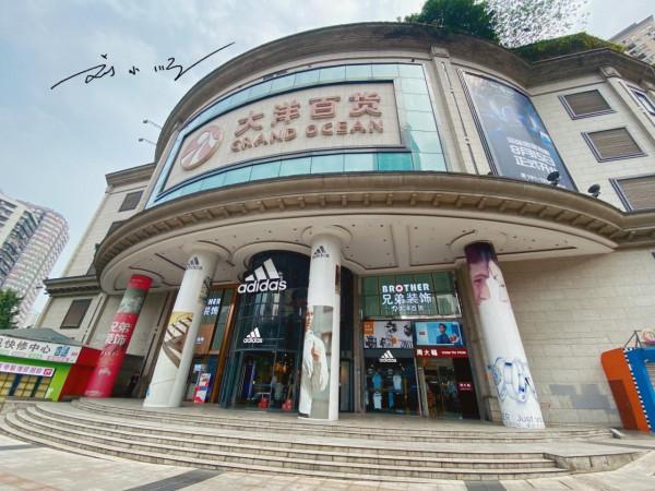 重慶楊家坪的地標商場，直通輕軌站，開了十幾年，人氣一直都很旺