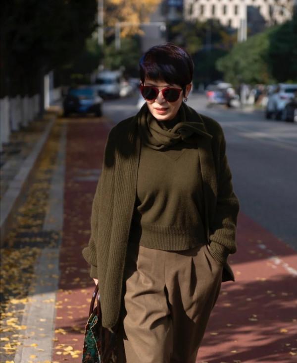 奔六的女人最養眼的打扮!得體大方又有韻味,時尚減齡還有品位 奔六的女人最養眼的打扮!得體大方又有韻味,時尚減齡還有品位