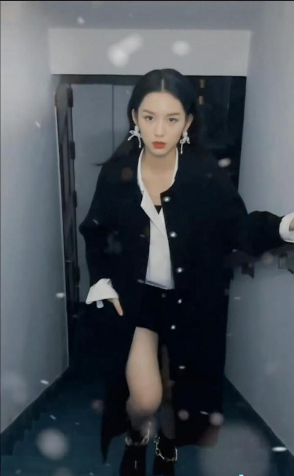 明星飄雪變裝秀,周也大衣超颯,朱梓驍變男神,馮提莫氛圍感超強 明星飄雪變裝秀,周也大衣超颯,朱梓驍變男神,馮提莫氛圍感超強