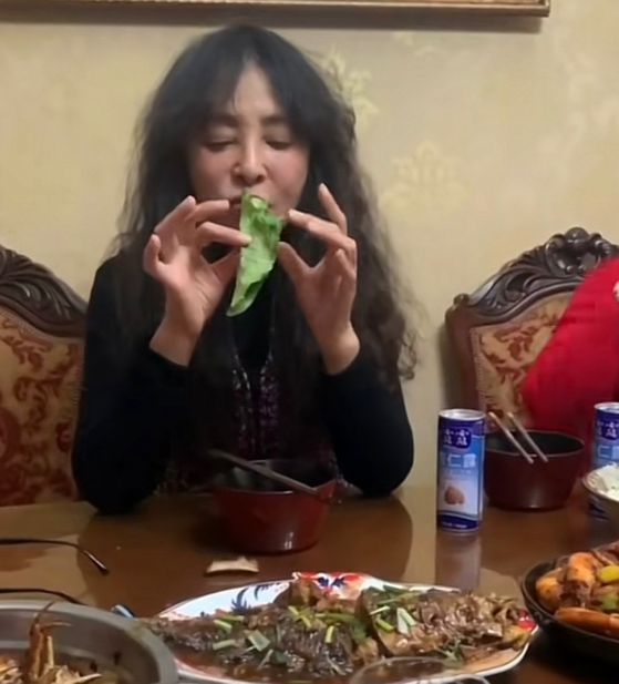 李勤勤近照顯老態！頭髮披散像雞窩，滿臉全是皺紋，吃飯也不衛生