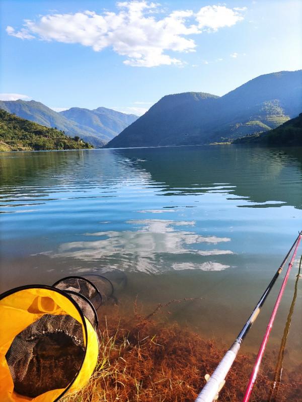 梅子姐又玩路亞又玩手竿，痴迷釣魚連老公的年假也用上了