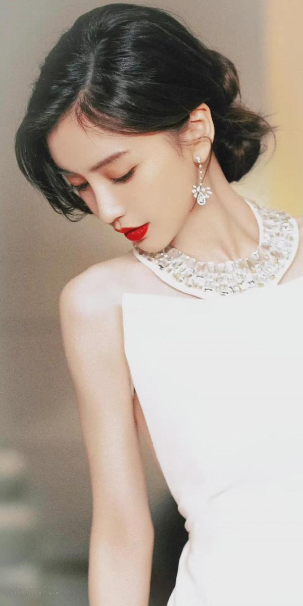 angelababy穿著漂亮白裙把她襯托得高貴可愛讓人陶醉，美得不真實