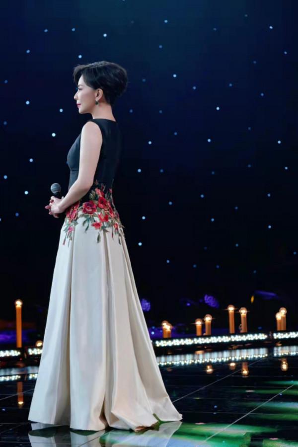 央視國慶晚會群星閃耀！劉嘉玲穿國產高定，劉濤戴30萬元珠寶吸睛