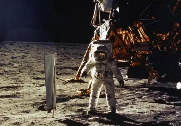 美國“送”給荷蘭的月球岩石是假貨？月岩變木化石，玩笑開大了