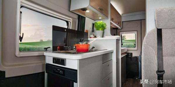 6米長B型房車能升頂，空間高度拉到4米，增加床位露營有樂趣