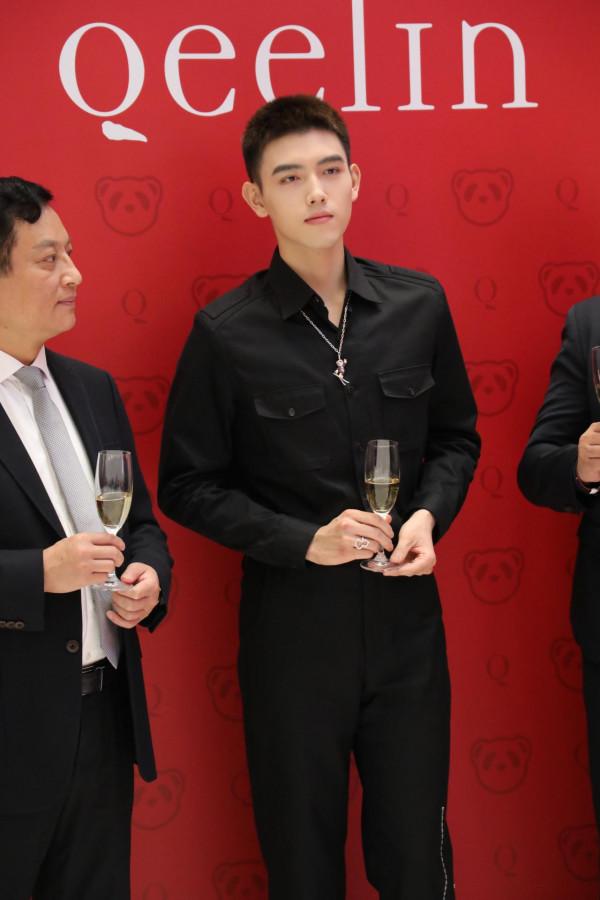 陳飛宇短寸頭搭配黑色襯衫出席某珠寶品牌活動，生圖太能打了