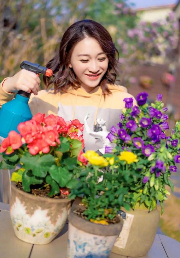 李小冉好會&OpenCurlyDoubleQuote;扮嫩&rdquo;！都45歲了，還穿得像個18歲小姑娘一樣