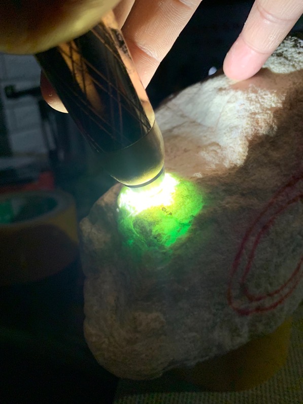 木那手鐲料,皮殼老緊,翻砂均勻,熒光水頭十足,壓燈有底色 木那手鐲料,皮殼老緊,翻砂均勻,熒光水頭十足,壓燈有底色