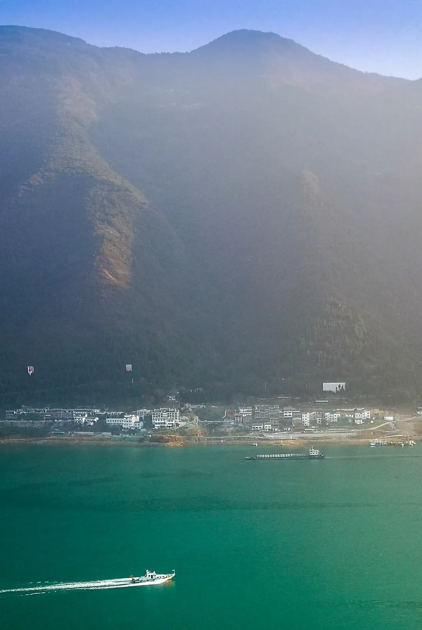 小三峽入口有座明朝古墳，它的守墓人在此住了400年