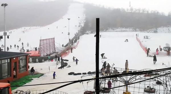銀裝素裹滑雪場 風景旖旎大汶河