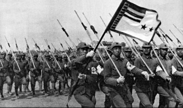 80年前抗戰老照片：日寇組織偽軍閱兵竟然用木棍當槍