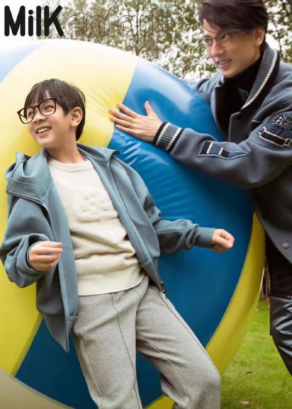 吳尊一家三口拍大片!女兒戴貝雷帽顏值逆襲成名媛,兒子比爸爸帥 吳尊一家三口拍大片!女兒戴貝雷帽顏值逆襲成名媛,兒子比爸爸帥