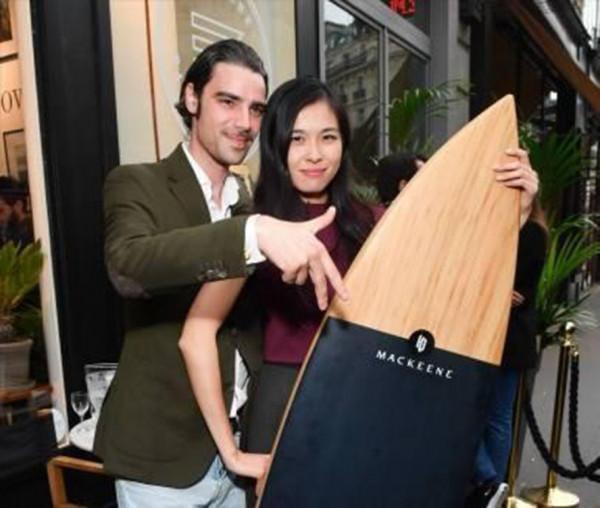 嫁入歐洲的首位中國王妃，相貌平平卻迷倒王子，如今一家定居中國