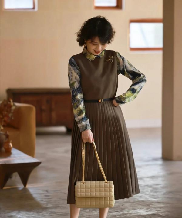 這才是中年女人最好看的春裝搭配！時尚減齡又顯瘦，舒服又接地氣