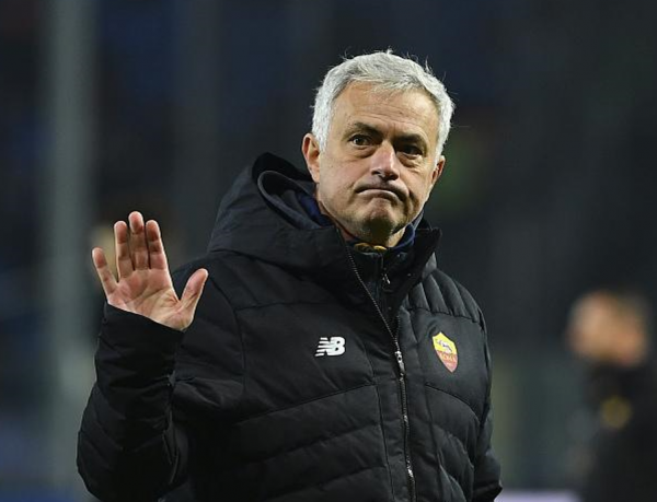 羅馬一人為穆帥拼命！小腿被壓彎也不下場，他一球沒進，卻造3球