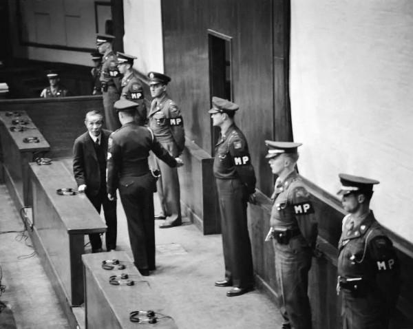 東京大審判：東條英機無恥叫囂&OpenCurlyDoubleQuote;無罪&rdquo;，2年後被處絞刑雙腿顫抖