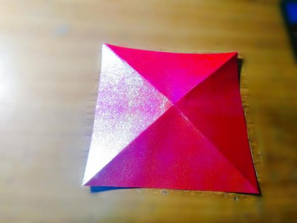 用兩張紅紙疊出時尚別緻的紙燈籠