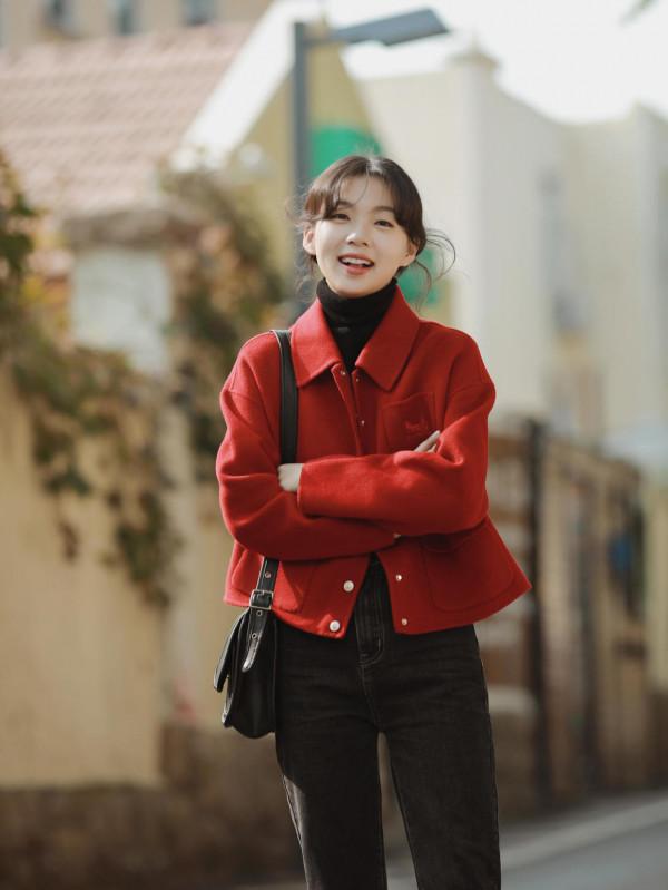 聖誕節“穿紅不穿綠”，這5款外套正受寵，輕鬆穿出時髦好氣質