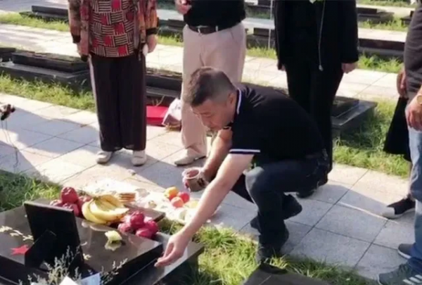 等了64年!弟弟攜家人來烈士陵園看姐姐,年過古稀哭得卻像個孩子 等了64年!弟弟攜家人來烈士陵園看姐姐,年過古稀哭得卻像個孩子