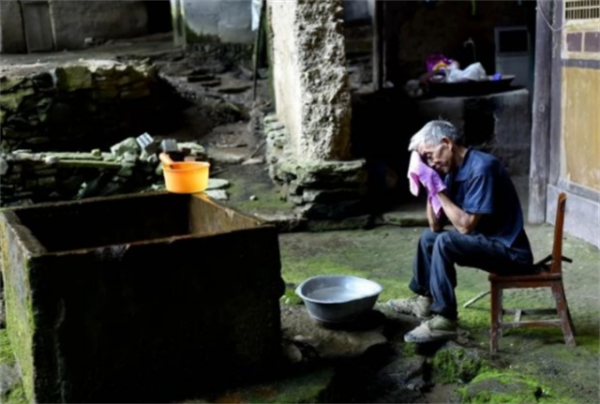 貴州一家五代人隱居山洞100年,給錢也不搬,如今已裝網路和家電 貴州一家五代人隱居山洞100年,給錢也不搬,如今已裝網路和家電