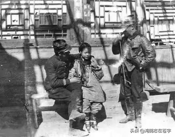 晚清照片：扛鳥槍的捕快，十六人抬的靈柩，太監在頤和園乘船出行