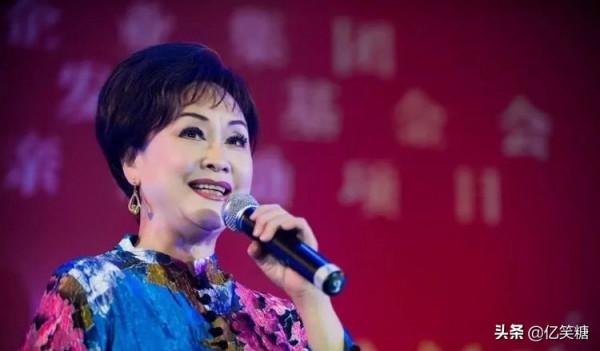 75歲李谷一不服老，瘋狂整容，穿著品位一言難盡，學學林青霞