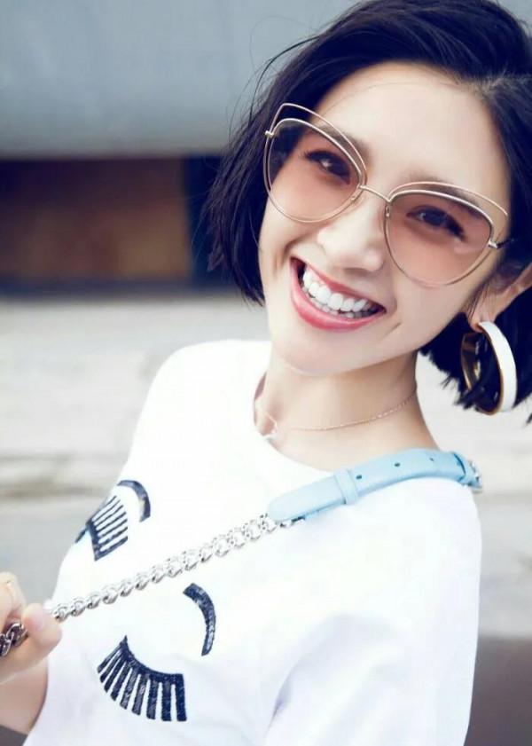 你笑起來真好看,像春天的花一樣:唐藝昕 你笑起來真好看,像春天的花一樣:唐藝昕